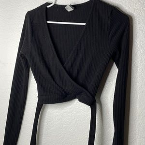 Black windsor cropped tie top